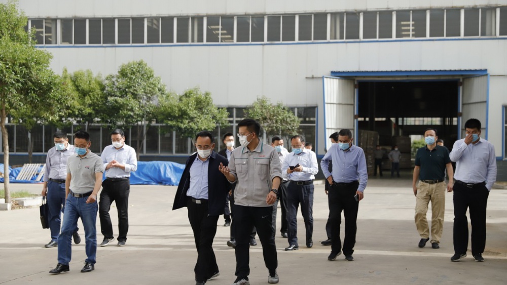 兖州区委书记王宏伟一行莅临尊龙凯时进行项目调研