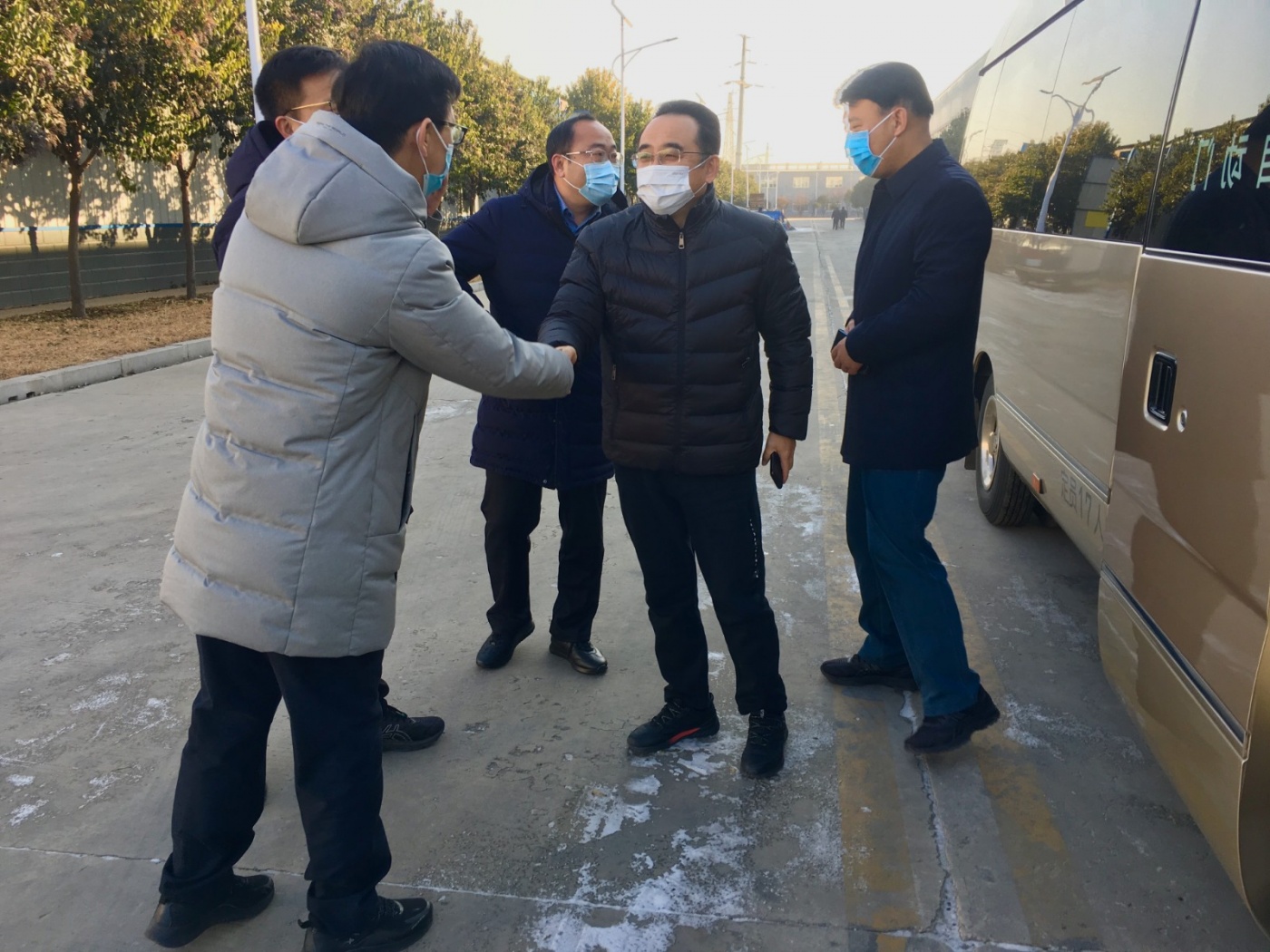 兖州区委书记王宏伟等区领导调研慰问尊龙凯时集团一线职工