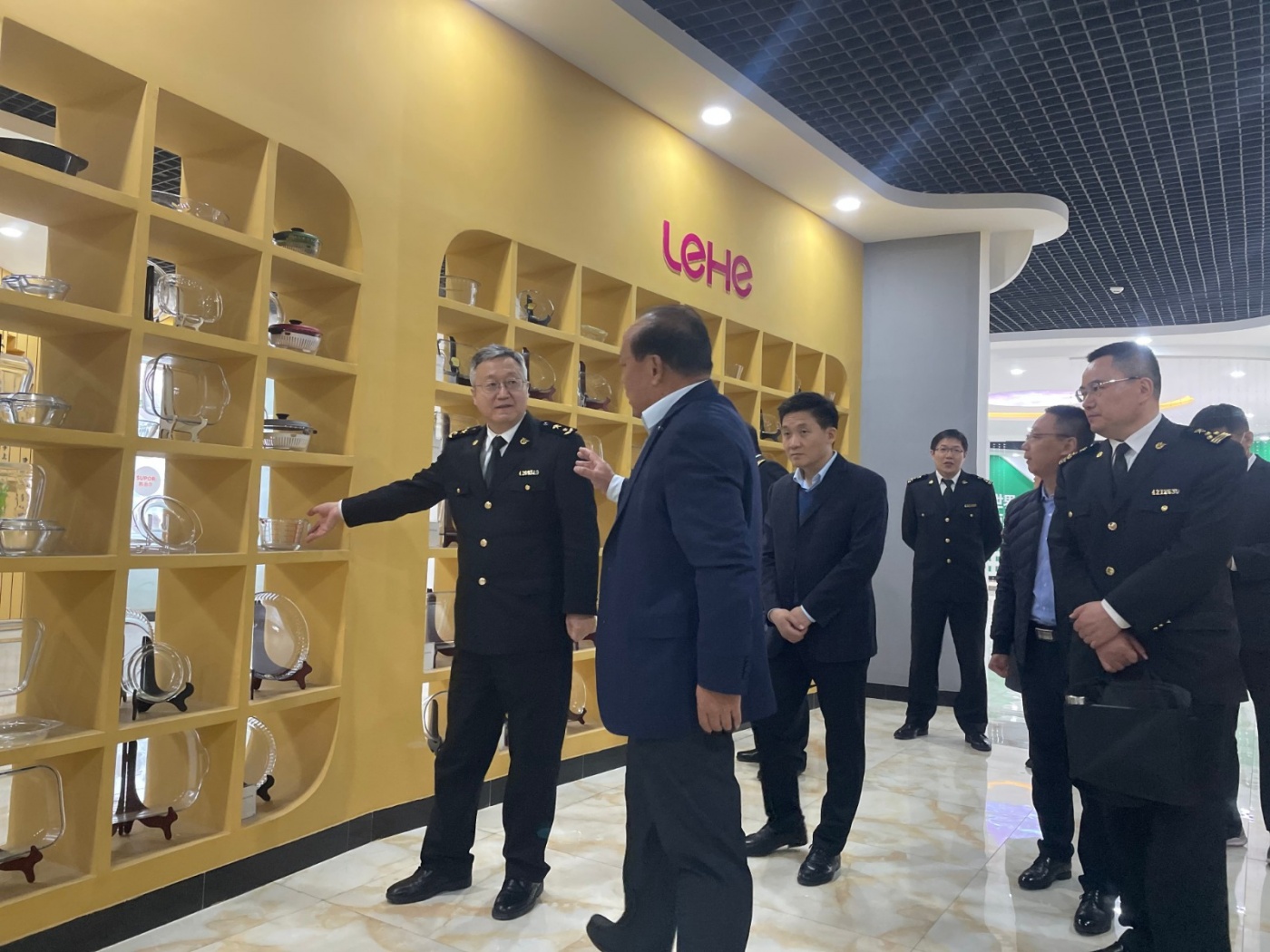 济宁海关党委书记、关长严学泉一行莅临尊龙凯时集团调研指导工作